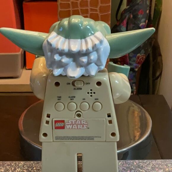 HOST PICK July 2022 - 2010 Yoda Lego Alarm Clock ⏰ GLOWS! Battery operated - Picture 5 of 11